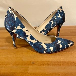 Floral C. Wonder Point Toe Pumps